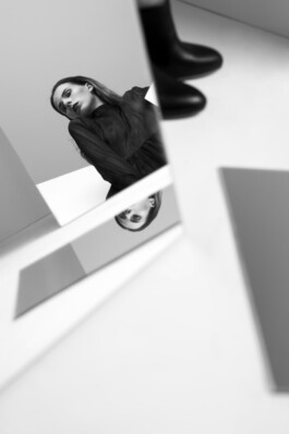 Setcard Shooting Portrait Porträt Spiegel schwarz/weiß black/white Mirrors Kreativ Porträtfotograf Editorial Fashion Photography Dominique Huter 