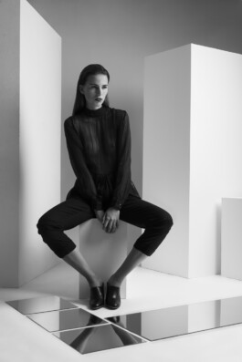 Setcard Shooting Portrait Porträt Spiegel schwarz/weiß black/white Mirrors Kreativ Porträtfotograf Editorial Fashion Photography Dominique Huter 