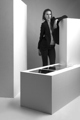 Setcard Shooting Portrait Porträt Spiegel schwarz/weiß black/white Mirrors Kreativ Porträtfotograf Editorial Fashion Photography 