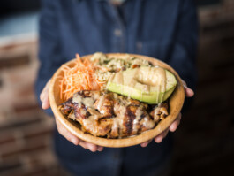 D-Werk Restaurant Döner Dürüm Kebap Fast Food Kulinarik Essen Fries Pommes Guacamole Tomaten Avocado Makava Innsbruck 