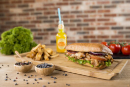 D-Werk Restaurant Döner Dürüm Kebap Fast Food Kulinarik Essen Fries Pommes Guacamole Tomaten Avocado Makava Innsbruck 