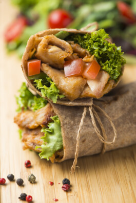 D-Werk Restaurant Döner Dürüm Kebap Fast Food Kulinarik Essen Fries Pommes Guacamole Tomaten Avocado Makava Innsbruck 