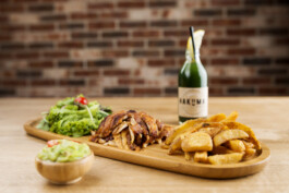 D-Werk Restaurant Döner Dürüm Kebap Fast Food Kulinarik Essen Fries Pommes Guacamole Tomaten Avocado Makava Innsbruck 