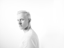 Setcard Fashion Shoot Editorial Studio Portraitshooting Porträtshooting Hasselblad H5D 50 black and white schwarz weiß bw Portraitfotograf Dominique Huter 