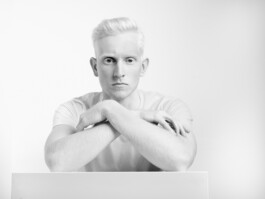 Setcard Fashion Shoot Editorial Studio Portraitshooting Porträtshooting Hasselblad H5D 50 black and white schwarz weiß bw Portraitfotograf Dominique Huter 