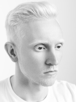 Setcard Fashion Shoot Editorial Studio Portraitshooting Porträtshooting Hasselblad H5D 50 black and white schwarz weiß bw Portraitfotograf Dominique Huter 