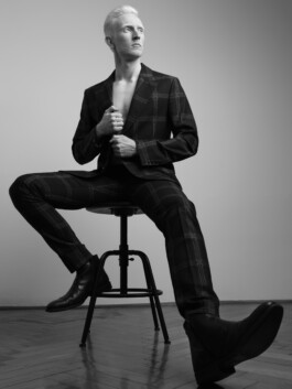 Setcard Fashion Shoot Editorial Studio Portraitshooting Porträtshooting Hasselblad H5D 50 black and white schwarz weiß bw Portraitfotograf Dominique Huter 