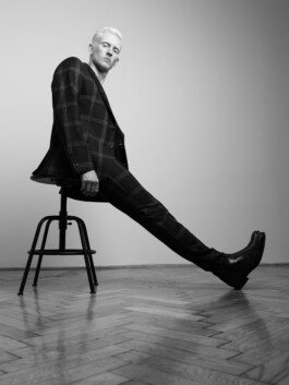 Setcard Fashion Shoot Editorial Studio Portraitshooting Porträtshooting Hasselblad H5D 50 black and white schwarz weiß bw Portraitfotograf Dominique Huter 