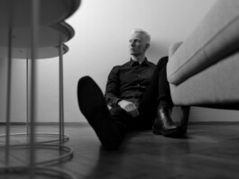 Setcard Fashion Shoot Editorial Studio Portraitshooting Porträtshooting Hasselblad H5D 50 black and white schwarz weiß bw Portraitfotograf Dominique Huter 