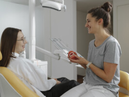 Kieferorthopädin Portraitshooting Porträtshooting Arztpraxis Kieferorthopädie Zahnarzt Praxisfotos Portrait Porträt Arzt Ärztin Zahnspange Brackets Invisalign Dornbirn 