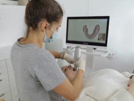 Kieferorthopädin Portraitshooting Porträtshooting Arztpraxis Kieferorthopädie Zahnarzt Praxisfotos Portrait Porträt Arzt Ärztin Zahnspange Brackets Invisalign Dornbirn 