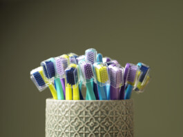 Kieferorthopädin Portraitshooting Porträtshooting Arztpraxis Kieferorthopädie Zahnarzt Praxisfotos Portrait Porträt Arzt Ärztin Zahnspange Brackets Invisalign Dornbirn Zahnbürsten 