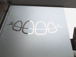 Kieferorthopädin Portraitshooting Porträtshooting Arztpraxis Kieferorthopädie Zahnarzt Praxisfotos Portrait Porträt Arzt Ärztin Zahnspange Brackets Invisalign Dornbirn 