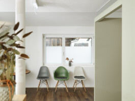 Kieferorthopädin Portraitshooting Porträtshooting Arztpraxis Kieferorthopädie Zahnarzt Praxisfotos Portrait Porträt Arzt Ärztin Zahnspange Brackets Invisalign Dornbirn Wartezimmer 