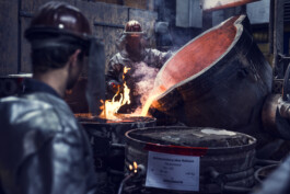 Glockengießerei Feuer Glocken Handwerk Fabrik Produktion Holzflammenofen Bronze Bell Industrial 