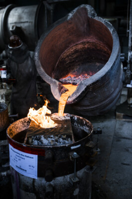 Glockengießerei Feuer Glocken Handwerk Fabrik Produktion Holzflammenofen Bronze Bell Industrial Dominique Huter 