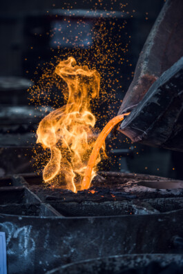 Glockengießerei Feuer Glocken Handwerk Fabrik Produktion Holzflammenofen Bronze Bell Industrial Dominique Huter 