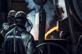 Glockengießerei Feuer Glocken Handwerk Fabrik Produktion Holzflammenofen Bronze Bell Industrial Dominique Huter 
