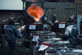 Glockengießerei Feuer Glocken Handwerk Fabrik Produktion Holzflammenofen Bronze Bell Industrial 