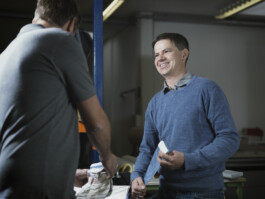 Skitourenfelle Produktion Portrait Porträt Mohair Industrie Handwerk Tourenski Tourenskifelle Felle Herstellung Fabrik Production Industry 