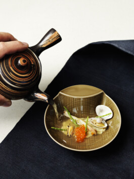 Restaurant Kulinarik Essen Food Speisen Koch Teller Gericht Dish Meeresfrüchte Muscheln Fischsuppe Dominique Huter 