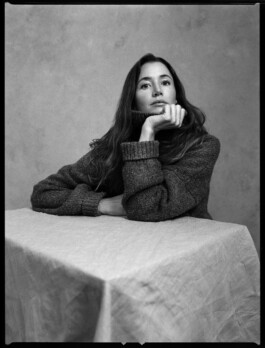 Portraitshooting Porträtshooting analog Film Hasselblad Kodak Tmax400 H6D schwarz/weiß black/white Porträtfotograf Editorial Fashion Photography Studio Elinchrom Dominique Huter 