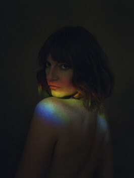 Portraitshooting Porträtshooting analog Film Hasselblad Kodak Tmax400 H6D Porträtfotograf Editorial Fashion Photography Studio Elinchrom Dominique Huter 