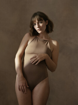 Portraitshooting Porträtshooting analog Film Hasselblad Kodak Tmax400 H6D Porträtfotograf Editorial Fashion Photography Studio Elinchrom Dominique Huter 