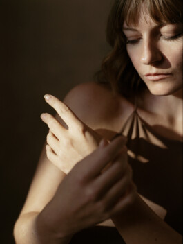 Portraitshooting Porträtshooting analog Film Hasselblad Kodak Tmax400 H6D Porträtfotograf Editorial Fashion Photography Studio Elinchrom Dominique Huter 