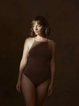 Portraitshooting Porträtshooting analog Film Hasselblad Kodak Tmax400 H6D Porträtfotograf Editorial Fashion Photography Studio Elinchrom Dominique Huter 