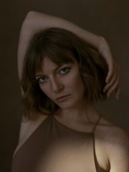 Portraitshooting Porträtshooting analog Film Hasselblad Kodak Tmax400 H6D Porträtfotograf Editorial Fashion Photography Studio Elinchrom Dominique Huter 