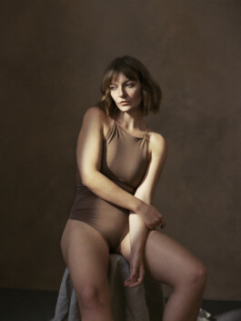 Portraitshooting Porträtshooting analog Film Hasselblad Kodak Tmax400 H6D Porträtfotograf Editorial Fashion Photography Studio Elinchrom Dominique Huter 