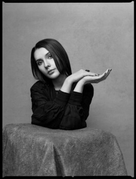 Portraitshooting Porträtshooting analog Film Hasselblad Kodak Tmax400 H6D schwarz/weiß black/white Porträtfotograf Editorial Fashion Photography Studio Elinchrom Dominique Huter 