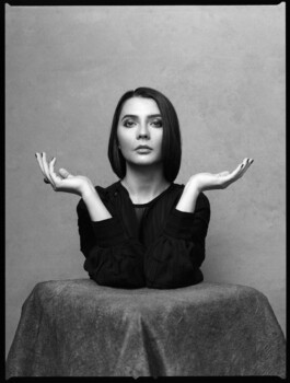 Portraitshooting Porträtshooting analog Film Hasselblad Kodak Tmax400 H6D schwarz/weiß black/white Porträtfotograf Editorial Fashion Photography Studio Elinchrom Dominique Huter 