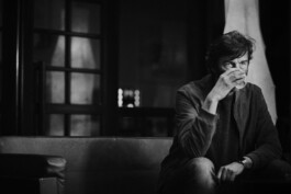 Portrait Porträt Grafikdesigner Typograf Stefan Sagmeister New York Hotel Central InnsbruckDominique Huter 