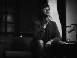 Portrait Porträt Grafikdesigner Typograf Stefan Sagmeister New York Hotel Central Innsbruck Dominique Huter 