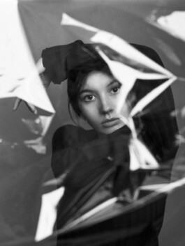 Portraitshooting Porträtshooting analog Film Hasselblad Kodak Tmax400 H6D schwarz/weiß black/white Porträtfotograf Editorial Fashion Photography Studio Elinchrom Dominique Huter 