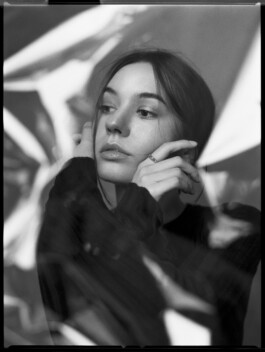 Portraitshooting Porträtshooting analog Film Hasselblad Kodak Tmax400 H6D schwarz/weiß black/white Porträtfotograf Editorial Fashion Photography Studio Elinchrom Dominique Huter 