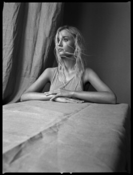 Portraitshooting Porträtshooting analog Film Hasselblad Kodak Tmax400 H6D schwarz/weiß black/white Porträtfotograf Editorial Fashion Photography Studio Elinchrom Dominique Huter 