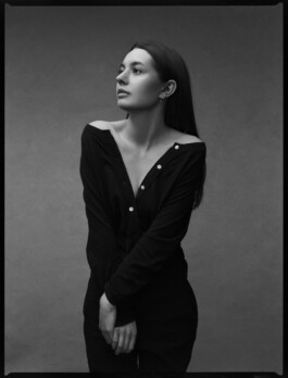 Portraitshooting Porträtshooting analog Film Hasselblad Kodak Tmax400 H6D schwarz/weiß black/white Porträtfotograf Editorial Fashion Photography Studio Elinchrom Dominique Huter 