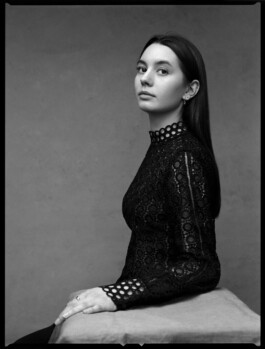 Portraitshooting Porträtshooting analog Film Hasselblad Kodak Tmax400 H6D schwarz/weiß black/white Porträtfotograf Editorial Fashion Photography Studio Elinchrom Dominique Huter 