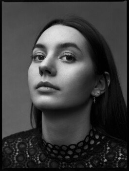 Portraitshooting Porträtshooting analog Film Hasselblad Kodak Tmax400 H6D schwarz/weiß black/white Porträtfotograf Editorial Fashion Photography Studio Elinchrom Dominique Huter 