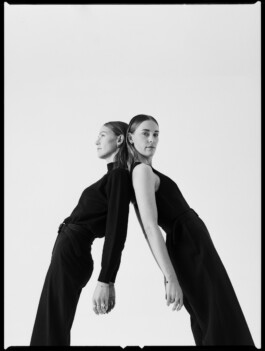 Portraitshooting Porträtshooting Schwesternshooting Twins Zwillinge Schwester analog Film Hasselblad Kodak Tmax400 H6D schwarz/weiß black/white Porträtfotograf Editorial Fashion Photography Studio Elinchrom Dominique Huter 