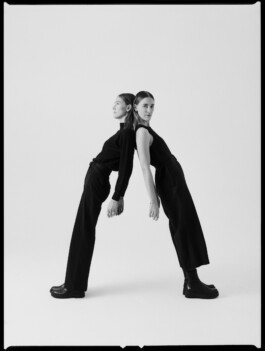 Portraitshooting Porträtshooting Schwesternshooting Twins Zwillinge Schwester analog Film Hasselblad Kodak Tmax400 H6D schwarz/weiß black/white Porträtfotograf Editorial Fashion Photography Studio Elinchrom Dominique Huter 