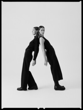 Portraitshooting Porträtshooting Schwesternshooting Twins Zwillinge Schwester analog Film Hasselblad Kodak Tmax400 H6D schwarz/weiß black/white Porträtfotograf Editorial Fashion Photography Studio Elinchrom Dominique Huter 