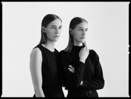 Portraitshooting Porträtshooting Schwesternshooting Twins Zwillinge Schwester analog Film Hasselblad Kodak Tmax400 H6D schwarz/weiß black/white Porträtfotograf Editorial Fashion Photography Studio Elinchrom Dominique Huter 