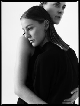 Portraitshooting Porträtshooting Schwesternshooting Twins Zwillinge Schwester analog Film Hasselblad Kodak Tmax400 H6D schwarz/weiß black/white Porträtfotograf Editorial Fashion Photography Studio Elinchrom Dominique Huter 