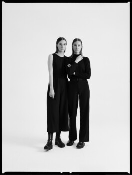 Portraitshooting Porträtshooting Schwesternshooting Twins Zwillinge Schwester analog Film Hasselblad Kodak Tmax400 H6D schwarz/weiß black/white Porträtfotograf Editorial Fashion Photography Studio Elinchrom Dominique Huter 