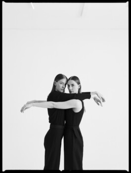 Portraitshooting Porträtshooting Schwesternshooting Twins Zwillinge Schwester analog Film Hasselblad Kodak Tmax400 H6D schwarz/weiß black/white Porträtfotograf Editorial Fashion Photography Studio Elinchrom Dominique Huter 