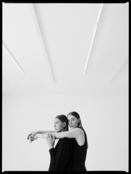 Portraitshooting Porträtshooting Schwesternshooting Twins Zwillinge Schwester analog Film Hasselblad Kodak Tmax400 H6D schwarz/weiß black/white Porträtfotograf Editorial Fashion Photography Studio Elinchrom Dominique Huter 